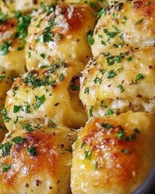 Cheesy Garlic Bubble Bread Pull-Apart 🧄🧀