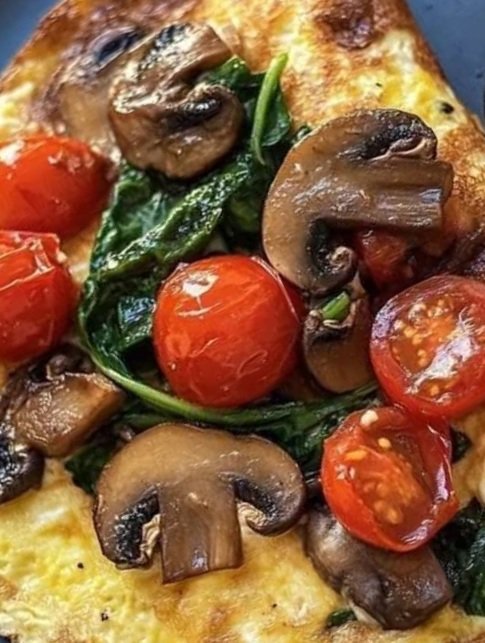 Spinach, Mushroom & Tomato Omelette: A Flavorful and Nutritious Breakfast Delight 🍅🍄