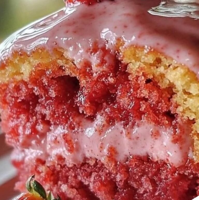 Strawberry Honeybun Cake: A Sweet Southern Delight with a Fruity Twist 🍓🍰