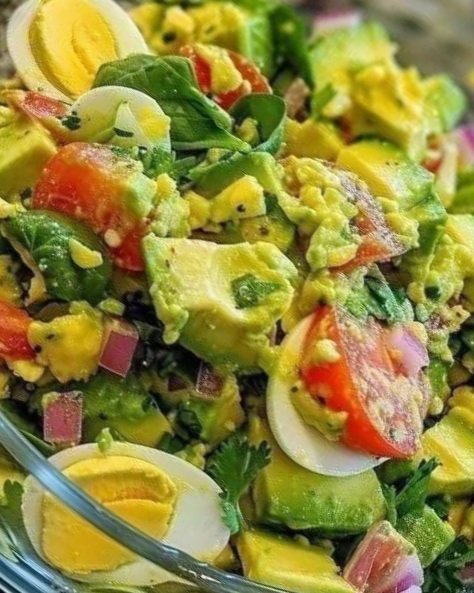 Creamy Avocado Egg Salad Bowl with a Zesty Twist 🥑🥚
