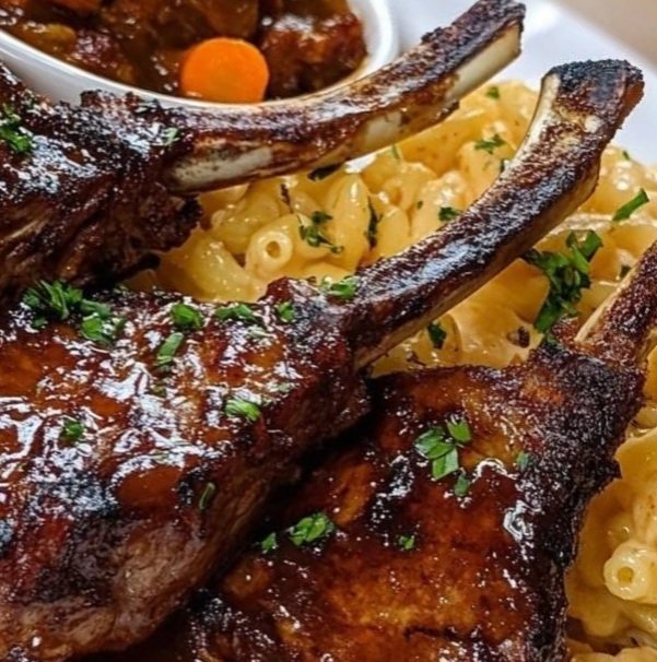 Sizzling Grilled Lamb Chops with Creamy Mac and Cheese & Sweet Glazed Carrots 🍖🧀🥕