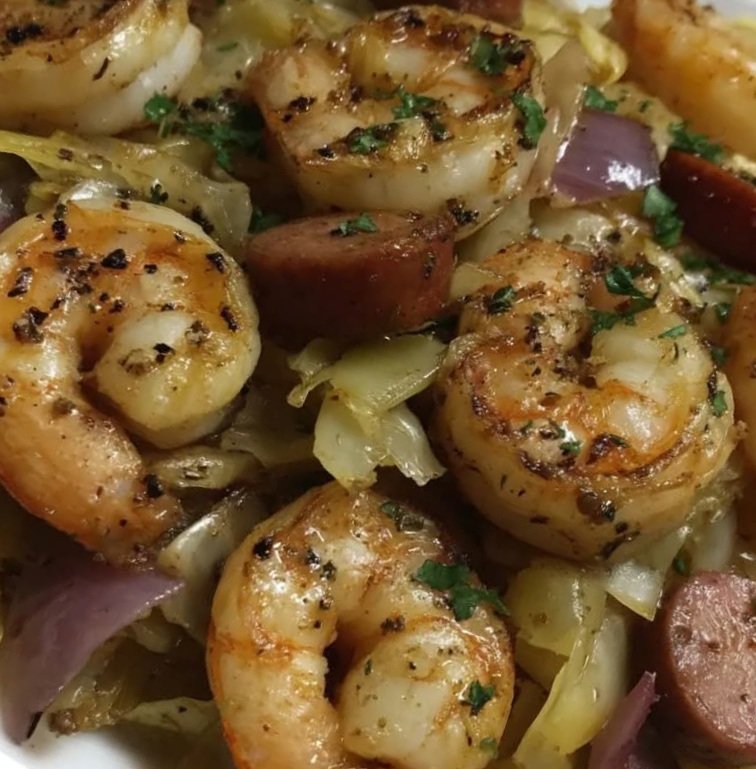 Smoky Skillet Cabbage Medley with Shrimp, Sausage, and Bacon 🍤🥓