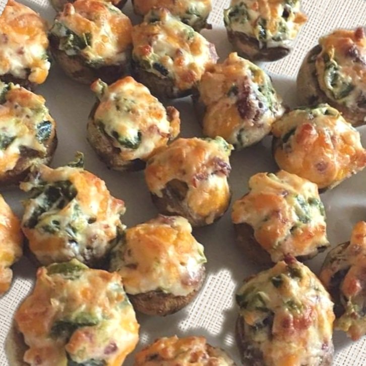 Cheesy Spinach-Stuffed Mushrooms: A Crowd-Pleasing Appetizer 🍄🧀