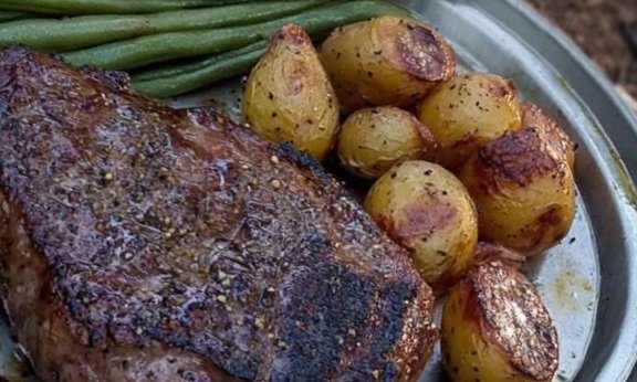 Grilled Steak with Crispy Roasted Potatoes and Charred Green Beans: A Rustic Feast 🍖🥔