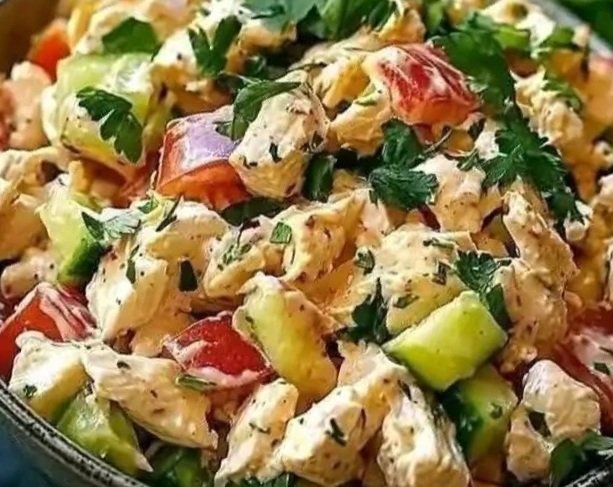 Classic Chicken Salad with Grapes and Crunch: A Fresh, Flavorful Lunch 🥗🍗