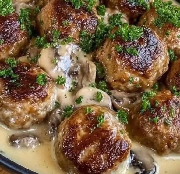 Savory Baked Meatballs with Creamy Mushroom Sauce: A Comfort Food Classic