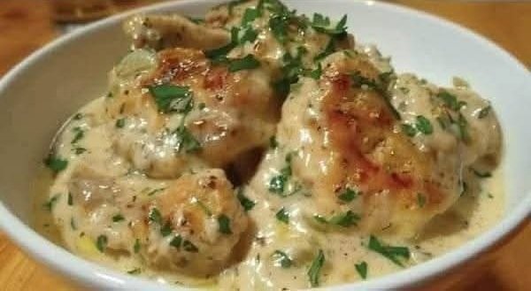 Low Carb Creamy Garlic Chicken: A Luscious, Keto-Friendly Delight 😋