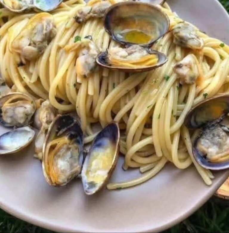 Spaghetti alle Vongole: A Classic Italian Seafood Pasta 🦪🍝