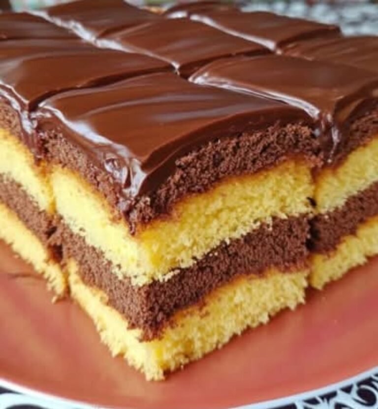 Vanilla Cake with Chocolate Filling: An Irresistible Sweet Explosion 🍰✨