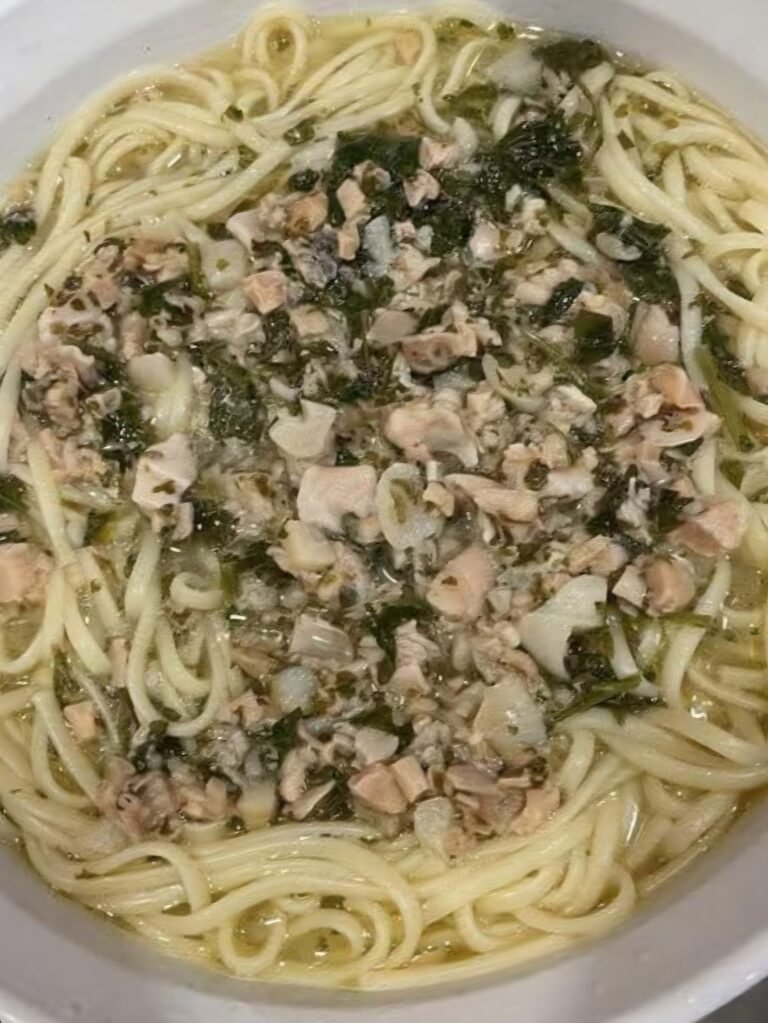 Linguine and Clam Sauce: Classic Italian Recipe with Fresh Clams