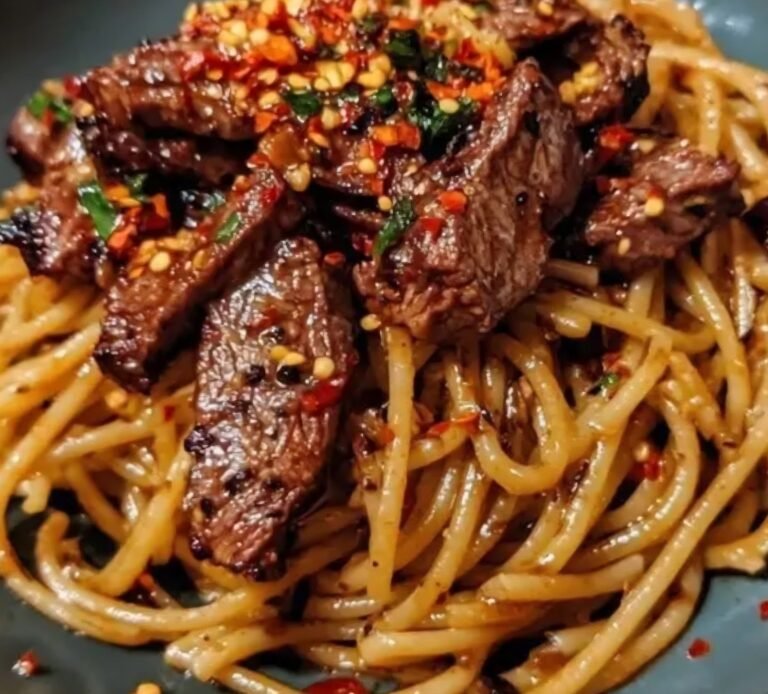 Sweet and Spicy Garlic Steak Pasta: A Flavor-Packed Weeknight Delight 🍝